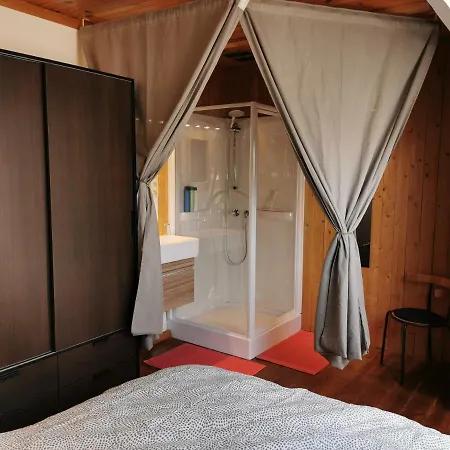 Ostend Backpackers Lodge בית אירוח